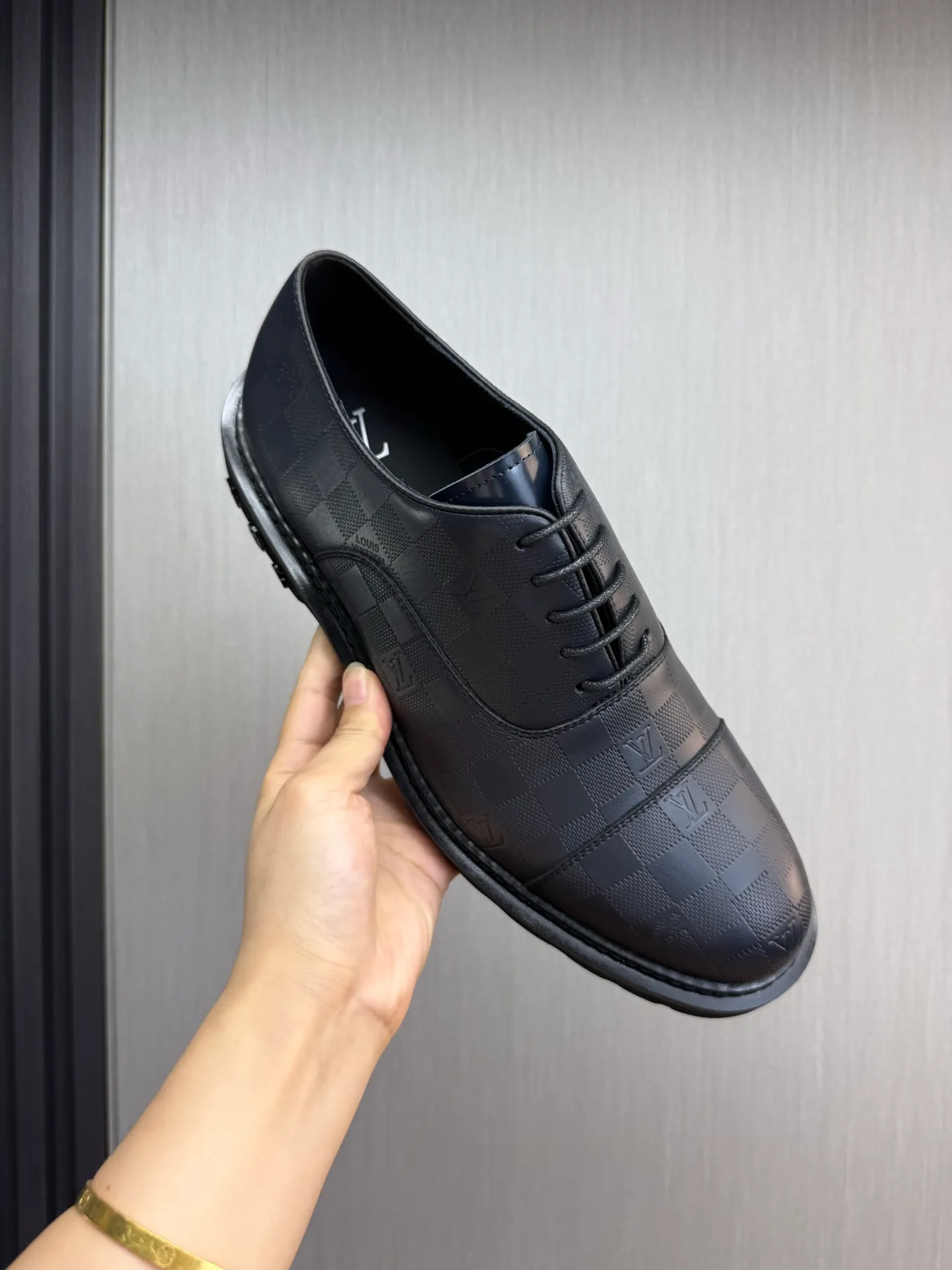 Men's shoes 💰900💰 LV. Men's casual lace-up leather shoes, the latest hot style 🔥 1:1 original purchase quality, top quality goods ⬆️The upper is imported open-edge beaded cowhide, cowhide, and cow suede. The hand-made three-dimensional stitching highlights the round toe design. The inner foot pads are all imported cowhide, with the original wear-resistant foam outsole, matching code 39-44, (38, 45 custom-made, non-refundable)